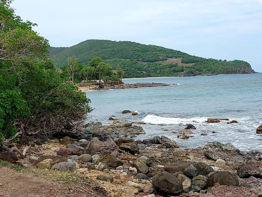 Villa L'Artist en bord de mer avec piscine privée Sainte-Rose Esterno foto